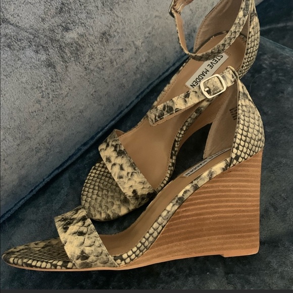 Steve Madden Shoes - NWOT Steve Madden “Mary” Wedge Snakeskin Sandal